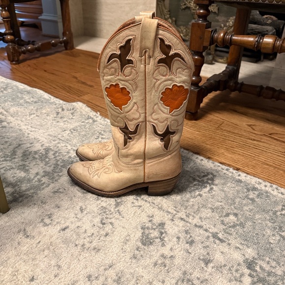 Texas Shoes - Vintage Women’s Western Pull-On Boots in Beige with Orange Accents